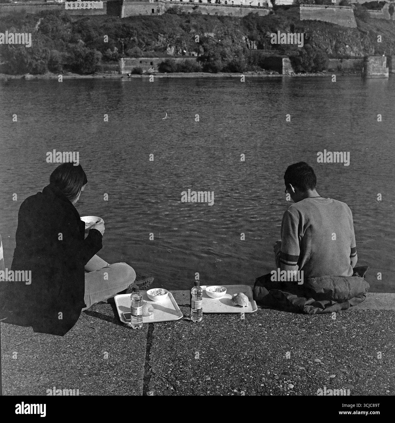 Militärparade in Novi Sad, Serbien, fotografiert mit einer Hasselblad-Kamera mit 30 Jahren abgelaufenem und beschädigtem Schwarzweißfilm. Stockfoto