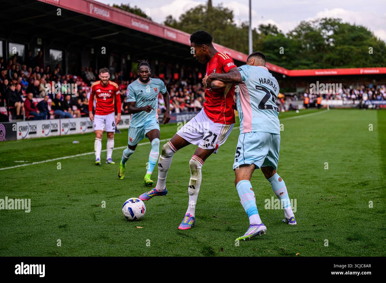 Taylan Harris von Tranmere Rovers FC verwickelt sich mit Sal21 während des Spiels der Sky Bet League 2 zwischen Salford City und Tranmere Rovers im Peninsula Stadium, Salford, am Samstag, den 6. September 2025. (Foto: Ian Charles | MI News) Credit: MI News & Sport /Alamy Live News Stockfoto