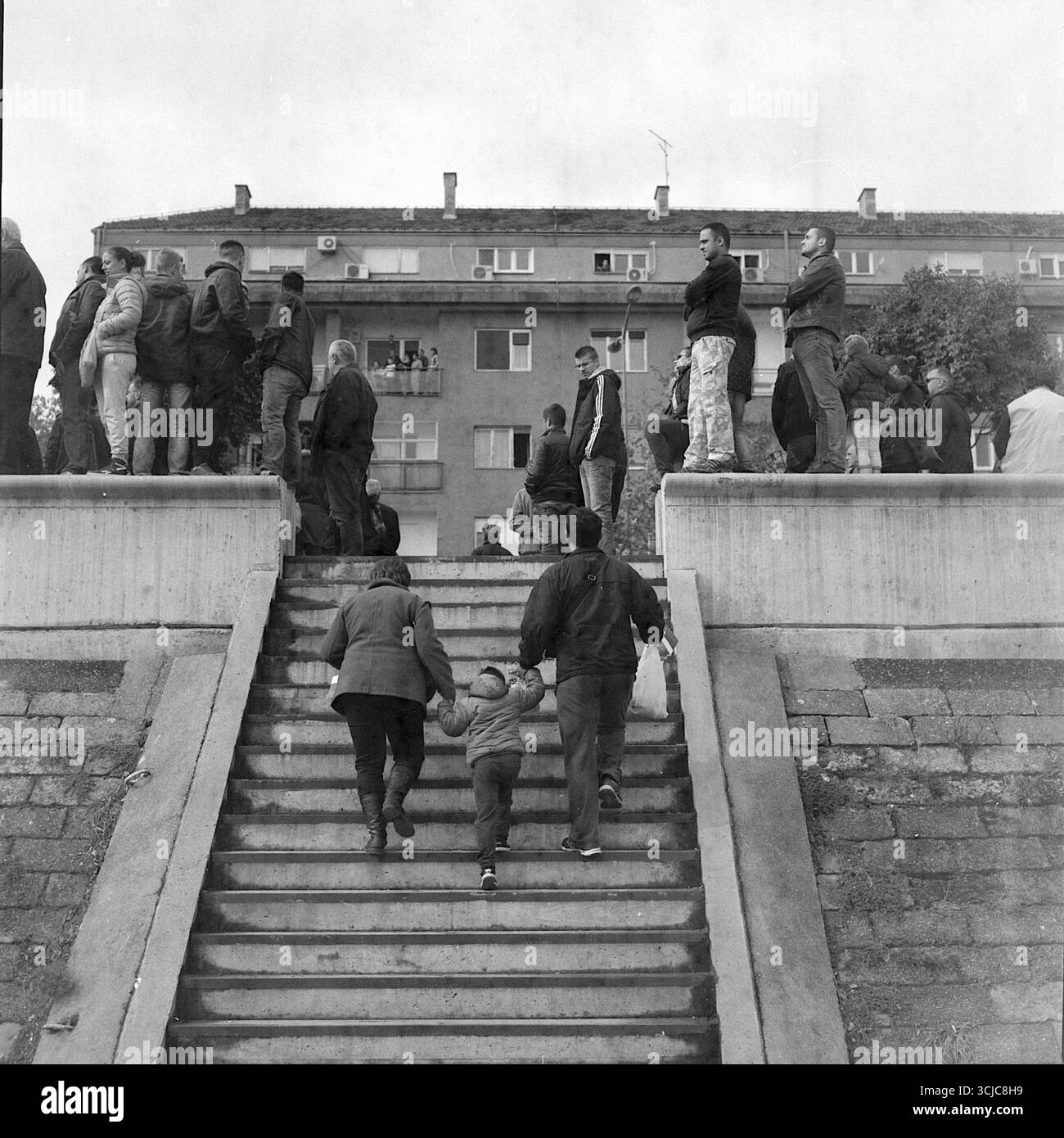 Militärparade in Novi Sad, Serbien, fotografiert mit einer Hasselblad-Kamera mit 30 Jahren abgelaufenem und beschädigtem Schwarzweißfilm. Stockfoto