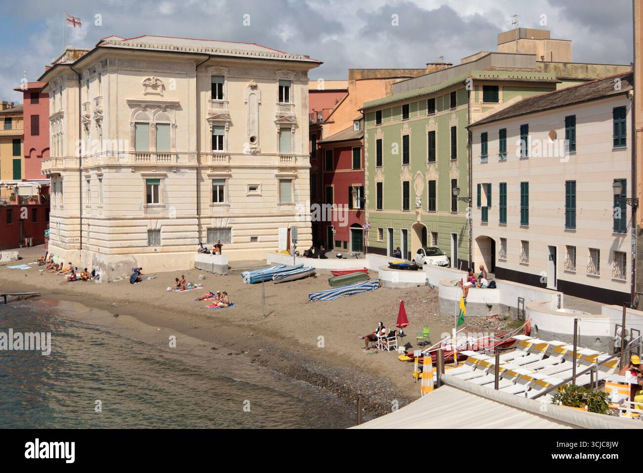 Sestri Levante, Italien - 05. September 2025. Alte traditionelle berühmte Gebäude auf dem Land in der Nähe des Meeres. Bucht der Stille an sonnigem Tag. Natur und Himmel Stockfoto