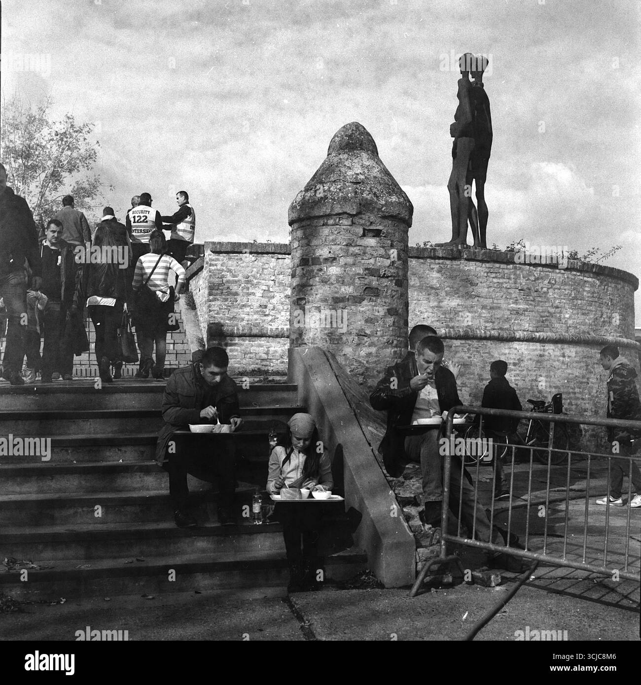 Militärparade in Novi Sad, Serbien, fotografiert mit einer Hasselblad-Kamera mit 30 Jahren abgelaufenem und beschädigtem Schwarzweißfilm. Stockfoto
