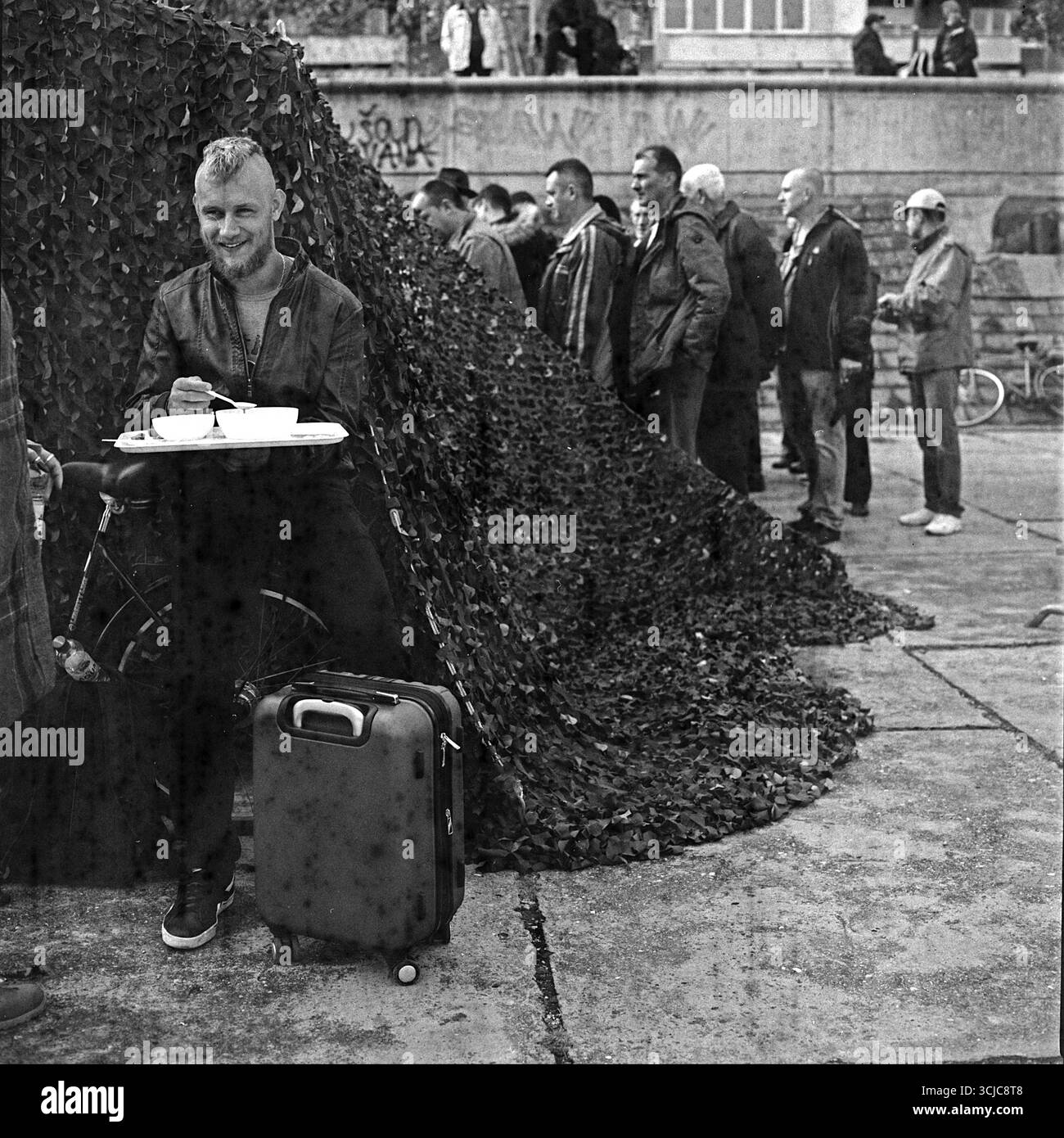 Militärparade in Novi Sad, Serbien, fotografiert mit einer Hasselblad-Kamera mit 30 Jahren abgelaufenem und beschädigtem Schwarzweißfilm. Stockfoto