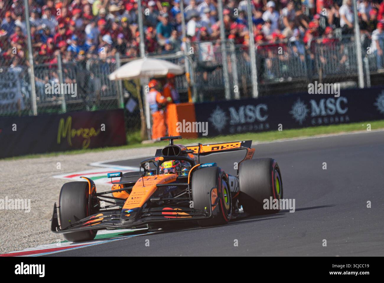 Oscar Piastri aus Australien fuhr das (81) McLaren F1 Team MCL39 während des Qualifyings des Formel-1-PIRELLI Gran Premio d’Italia 2025, 16. Runde der FIA Formel-1-Weltmeisterschaft 2025, 6. September 2025 auf dem Autodromo Nazionale Monza in Monza, Italien. Quelle: Luca Rossini/Alamy Live News Stockfoto