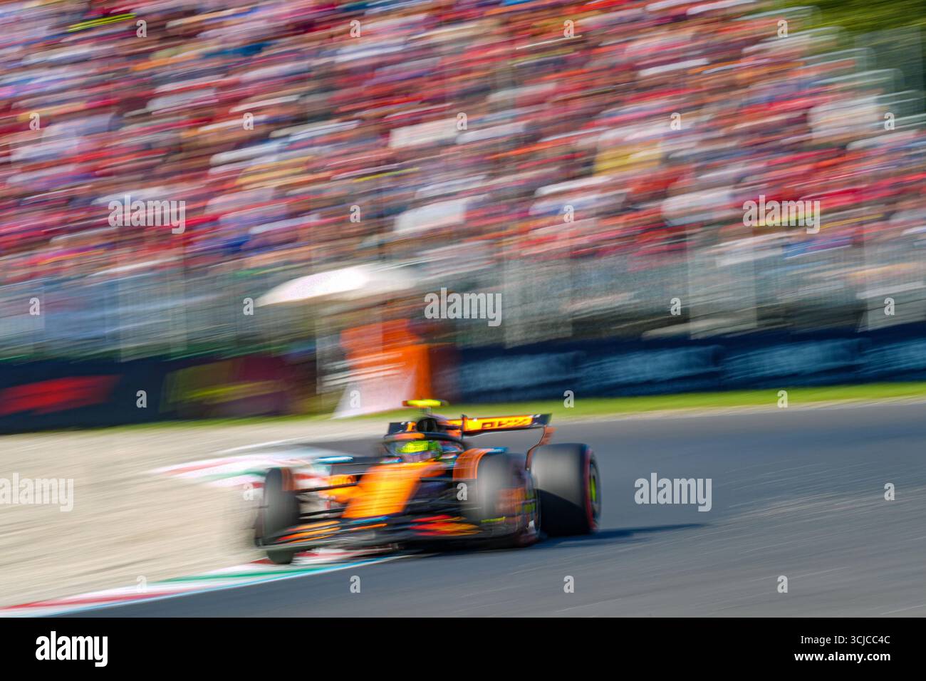 Lando Norris aus Großbritannien fuhr das (04) McLaren F1 Team MCL39 während des Qualifyings der Formel 1 PIRELLI Gran Premio d'Italia 2025, 16. Runde der FIA Formel-1-Weltmeisterschaft 2025, 6. September 2025 auf dem Autodromo Nazionale Monza in Monza, Italien. Quelle: Luca Rossini/Alamy Live News Stockfoto