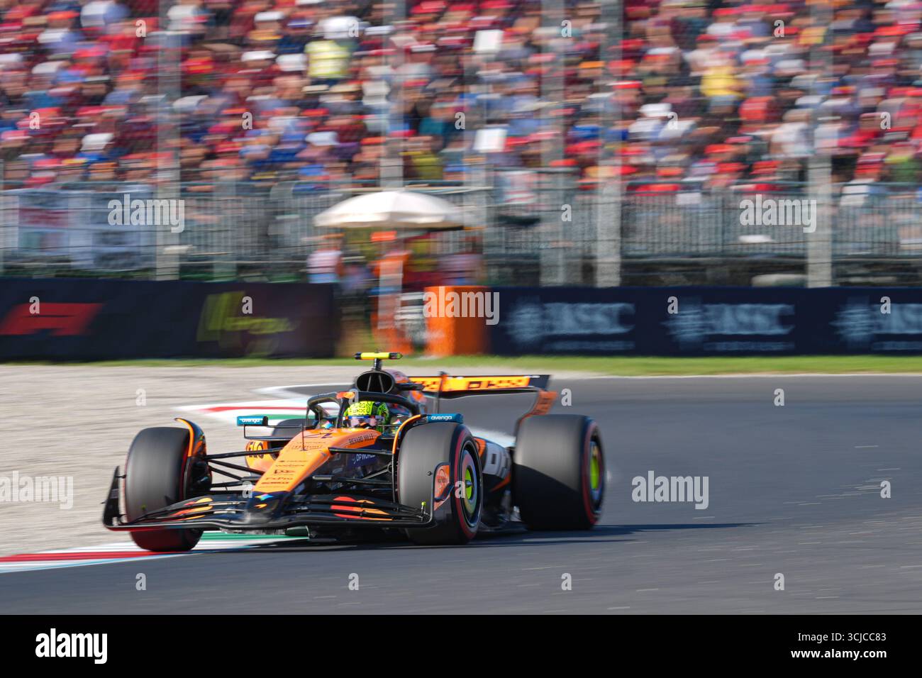 Lando Norris aus Großbritannien fuhr das (04) McLaren F1 Team MCL39 während des Qualifyings der Formel 1 PIRELLI Gran Premio d'Italia 2025, 16. Runde der FIA Formel-1-Weltmeisterschaft 2025, 6. September 2025 auf dem Autodromo Nazionale Monza in Monza, Italien. Quelle: Luca Rossini/Alamy Live News Stockfoto