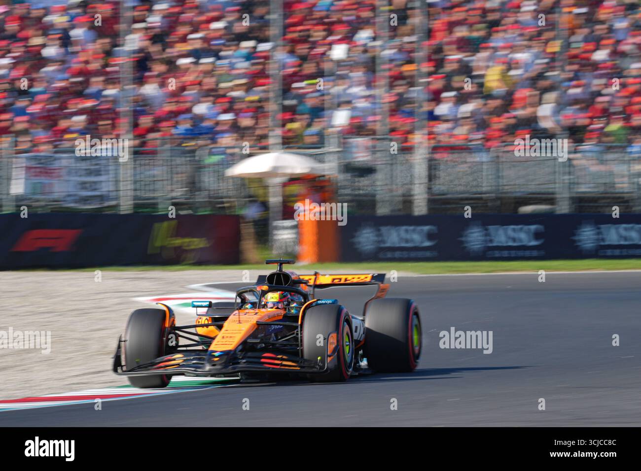 Oscar Piastri aus Australien fuhr das (81) McLaren F1 Team MCL39 während des Qualifyings des Formel-1-PIRELLI Gran Premio d’Italia 2025, 16. Runde der FIA Formel-1-Weltmeisterschaft 2025, 6. September 2025 auf dem Autodromo Nazionale Monza in Monza, Italien. Quelle: Luca Rossini/Alamy Live News Stockfoto