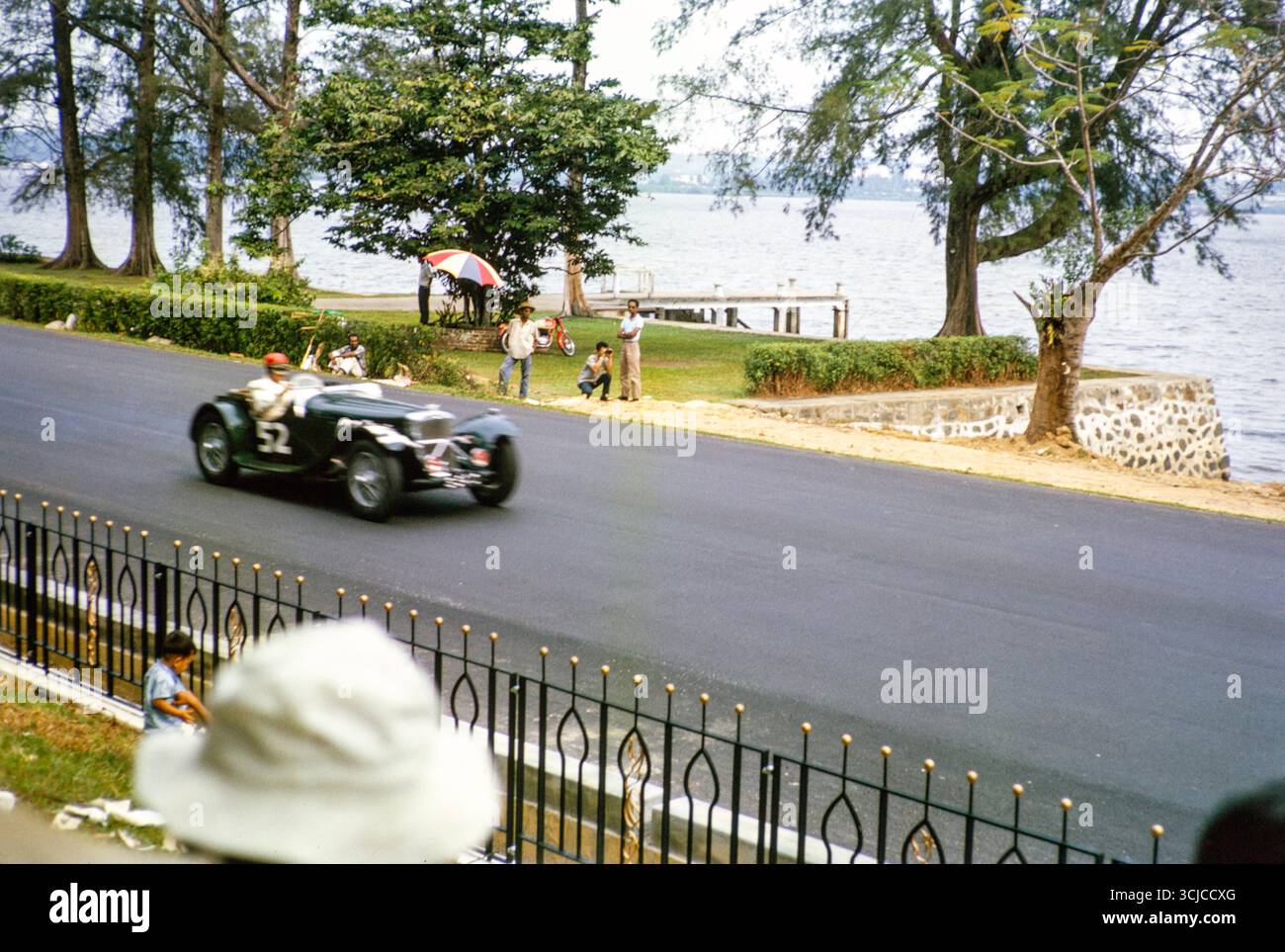 Oldtimer-Rennwagen Jaguar SS 100 Fahrer Alan Lowe, Formule Libre Johore Grand Prix Motorrennveranstaltung, Johor Bahru, Malaysia, 2. September 1963 Stockfoto