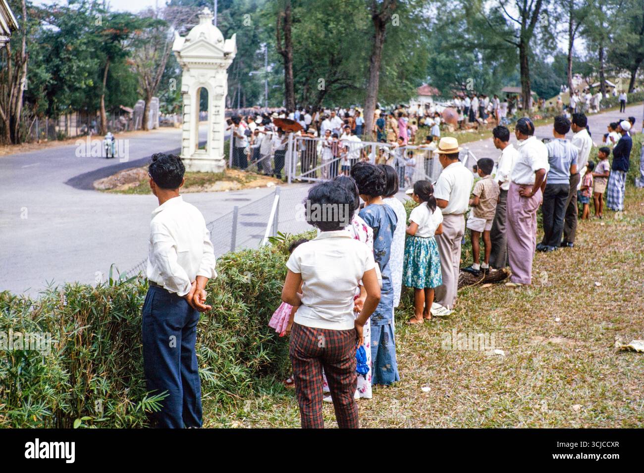 Menschenmassen und Motorräder bei Motorsport-Events in Singapur oder Johor Bahru, Malaysia, Südostasien, 1964 Stockfoto