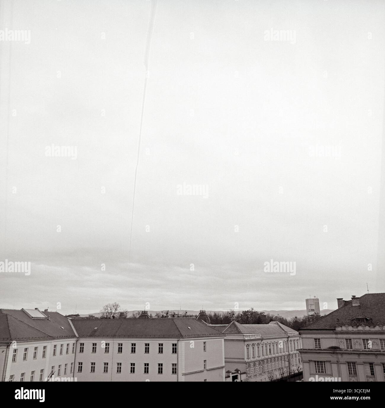 Schwarzweiß-Archivfoto von einem Balkon mit Blick auf den Fischmarkt in Novi Sad, Serbien. Das Bild spiegelt die Struktur und den Rhythmus wider. Stockfoto