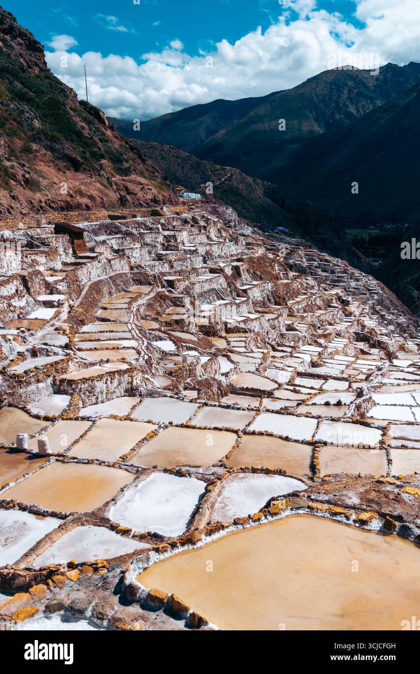 Die Salineras de Maras sind alte Salzterrassen in Cusco, Peru. Hoch in den Anden gelegen, werden diese Terrassen seit Jahrhunderten genutzt Stockfoto
