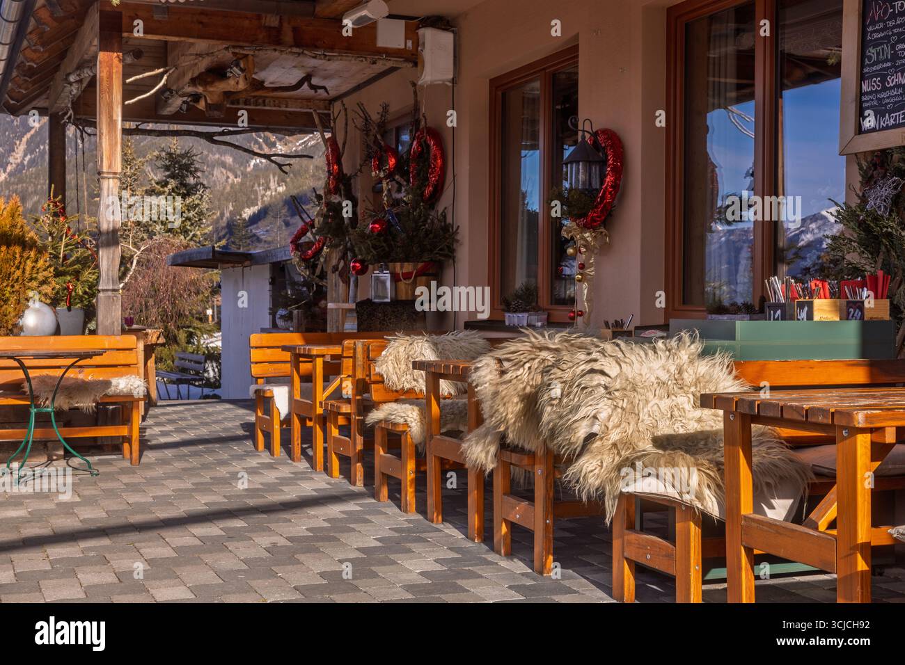 Alpine Restaurant in Österreich mit traditionellem Dekor zu Weihnachten. Keine Personen sind anwesend, was das gemütliche, authentische Ambiente und Design unterstreicht Stockfoto