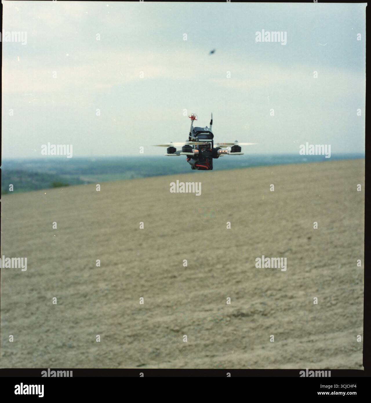 Drohne schwebt über Ackerland – Technologie trifft auf ländliche Landschaft Stockfoto