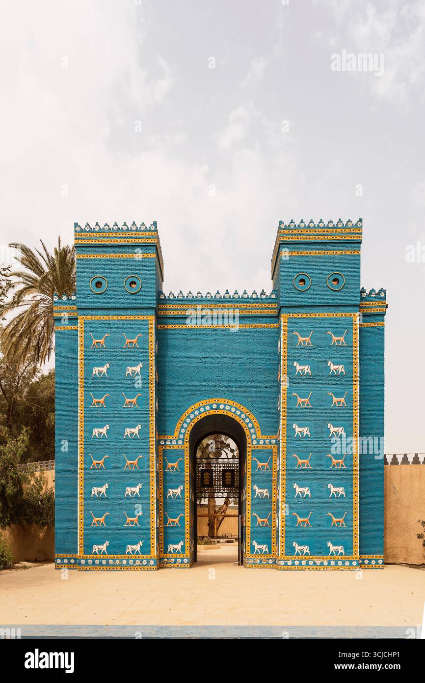 Nachbildung des Tores der Gärten von Babylon Irak Ishtar Gate, zeigt lebendige Darstellungen von mythischen Kreaturen und heiligen Tieren. Sein kompliziertes d Stockfoto