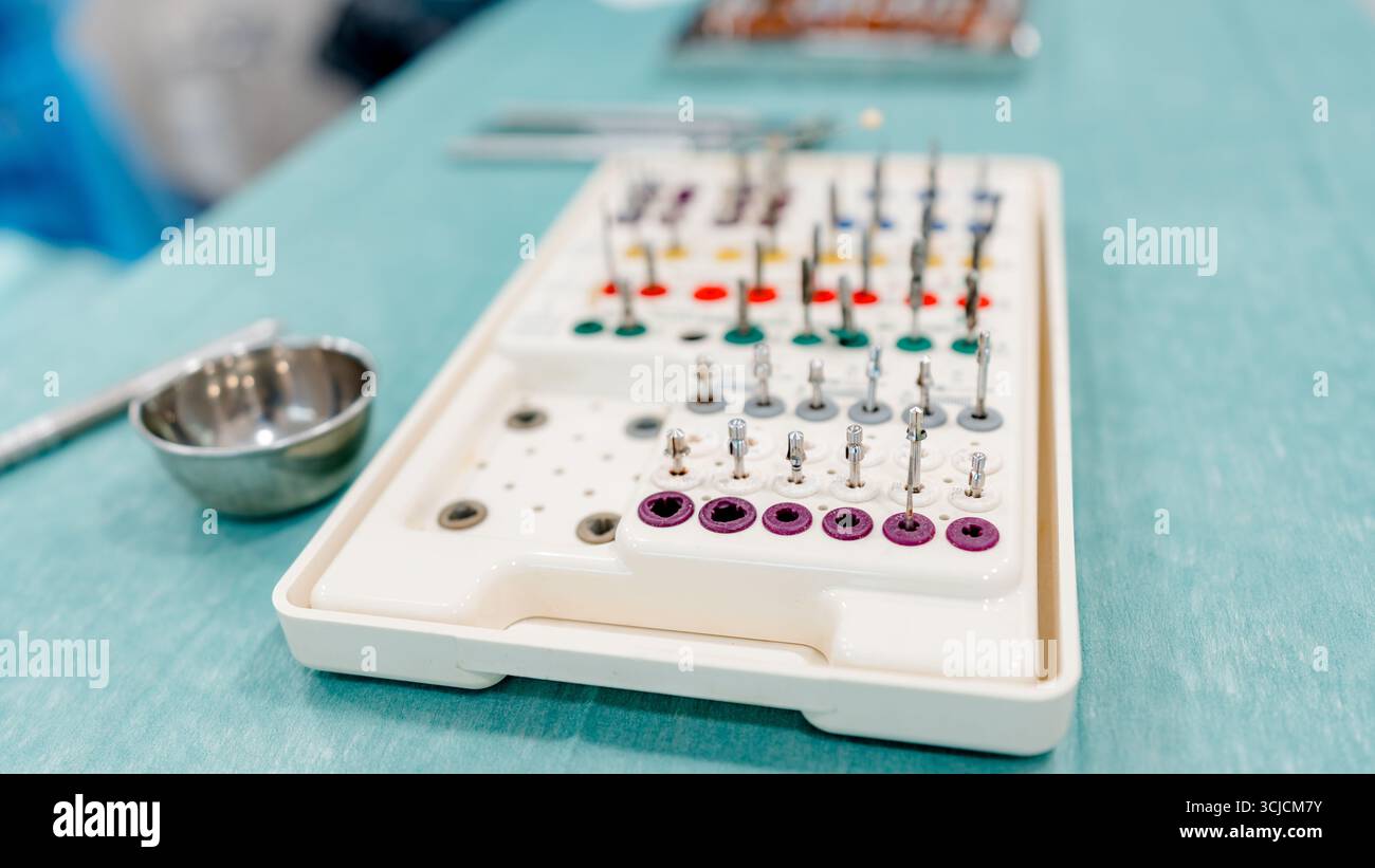 Eine detaillierte Nahaufnahme implantologischer Werkzeuge in einer modernen Zahnarztpraxis. Das Bild zeigt Präzisionsinstrumente, die in der Zahnmedizin für Implantatchirurgie eingesetzt werden. Stockfoto