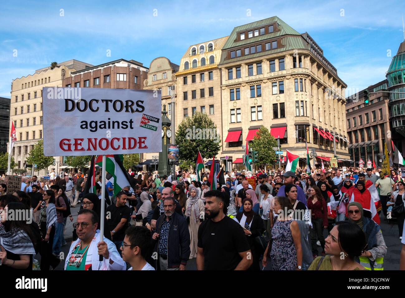 Düsseldorf, Accra, Deutschland. September 2025. Menschen demonstrieren auf den Straßen Düsseldorfs, um sich dem Krieg in Gaza und dem Völkermord an den Palästinensern zu widersetzen. (Kreditbild: © Julius Mortsi/ZUMA Press Wire) NUR REDAKTIONELLE VERWENDUNG! Nicht für kommerzielle ZWECKE! Quelle: ZUMA Press, Inc./Alamy Live News Stockfoto