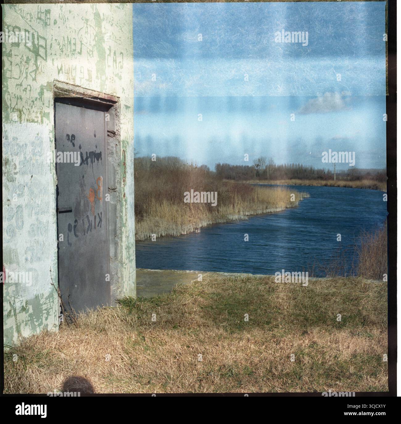 Alte Flussschleuse an einem Vojvodina-Fluss Stockfoto