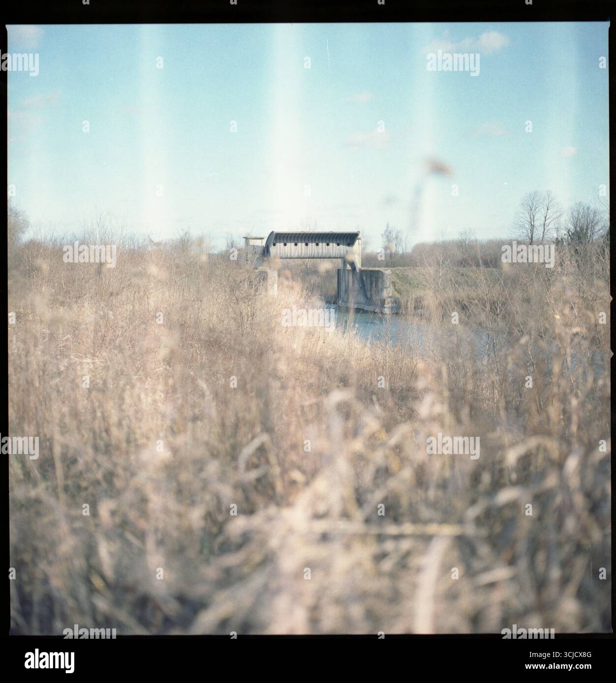 Alte Flussschleuse an einem Vojvodina-Fluss Stockfoto