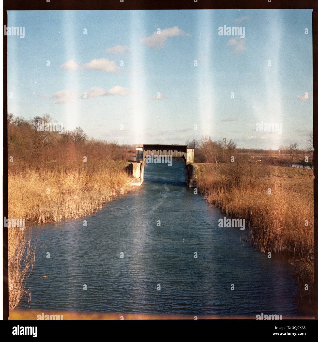 Alte Flussschleuse an einem Vojvodina-Fluss Stockfoto