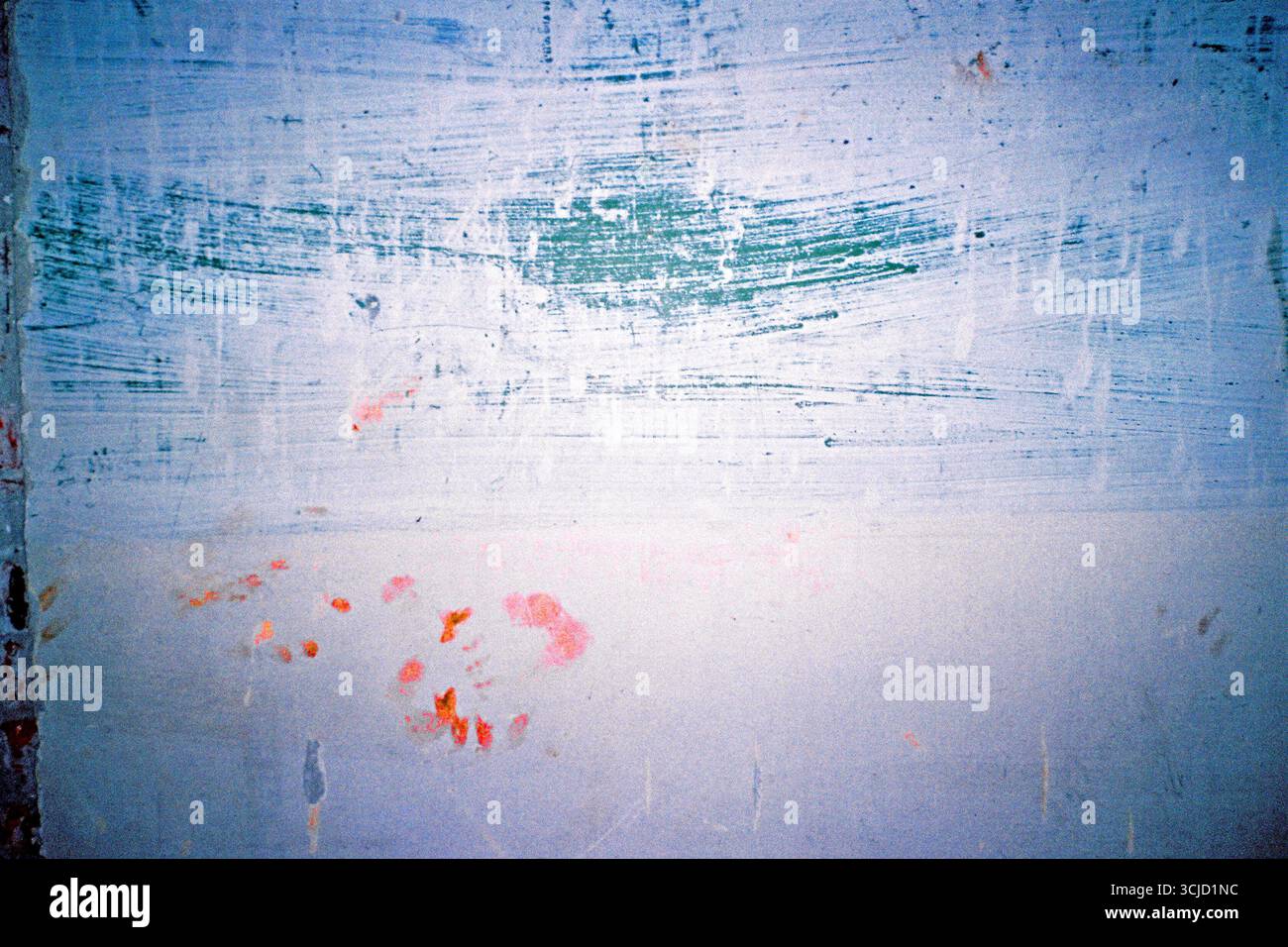 Analoges Archiv-Dokumentarfoto-DiaryTexture einer alten Fabrikwand mit sichtbaren Spuren wiederholten Anstreichens und verblassten Schichten, aufgenommen mit direktem f Stockfoto