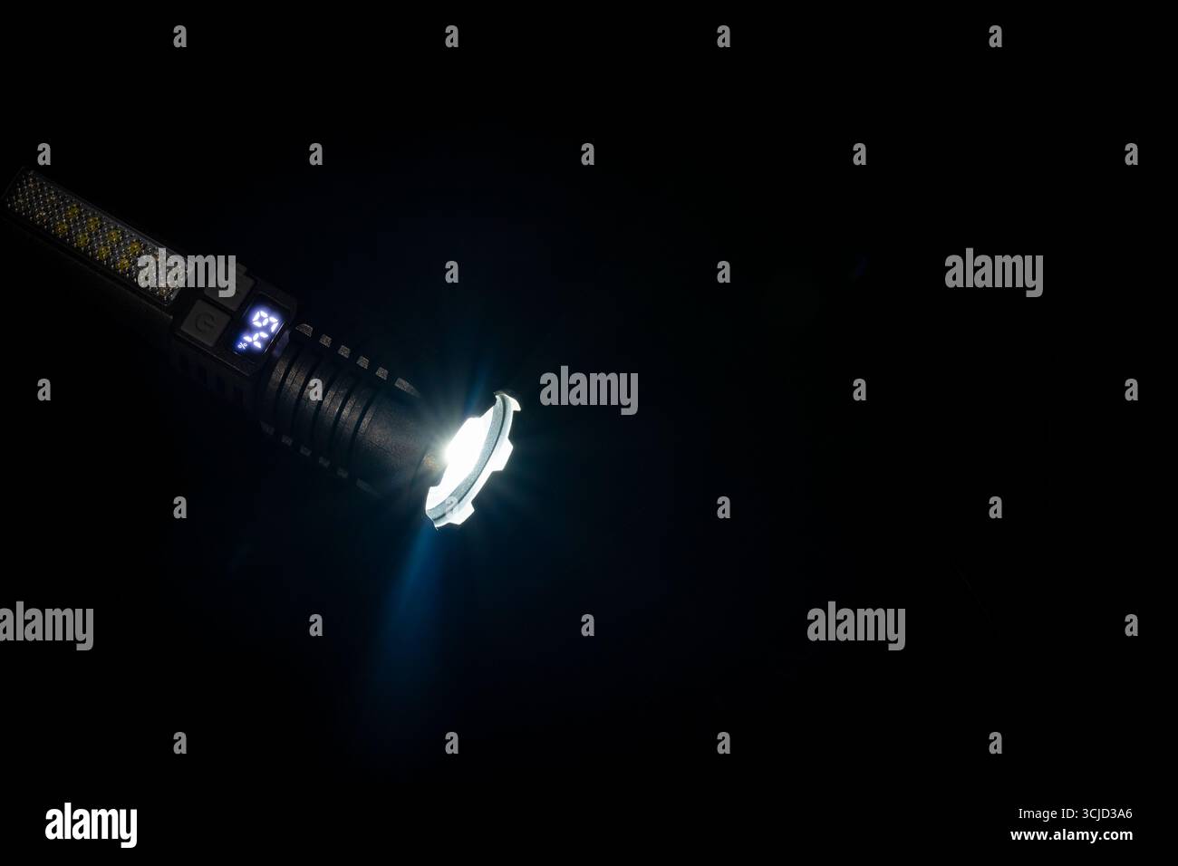 Hochleistungs-LED-Taschenlampe auf schwarzem Hintergrund, Nahaufnahme. Taktischer Notfallscheinwerfer mit Teleskop-Zoom, eingebauter Akku, usb-Akku Stockfoto