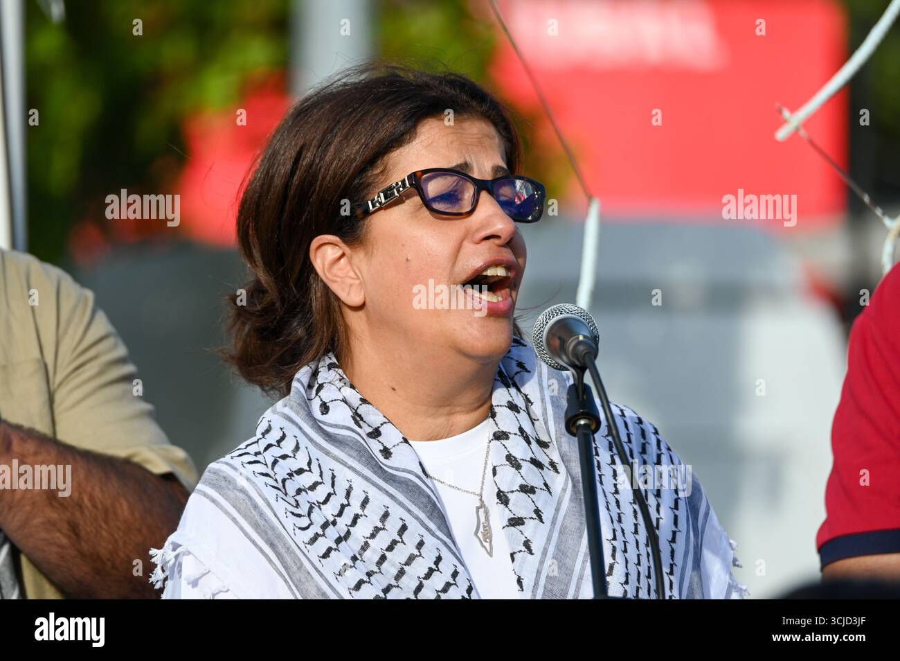 Seixal, Portugal. September 2025. Rawan Tarek Sulaiman, Botschafter des Staates Palästina in Portugal, spricht an die Teilnehmer der Festa do Avante und hebt die Solidarität mit dem argentinischen Volk hervor. Quelle: Ricardo Rocha/Alamy Live News. Stockfoto