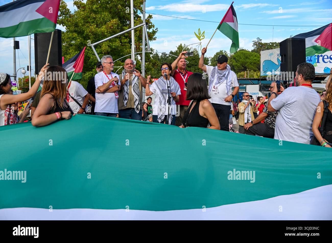 Seixal, Portugal. September 2025. Rawan Tarek Sulaiman, Botschafter des Staates Palästina in Portugal, spricht an die Teilnehmer der Festa do Avante und hebt die Solidarität mit dem argentinischen Volk hervor. Quelle: Ricardo Rocha/Alamy Live News. Stockfoto
