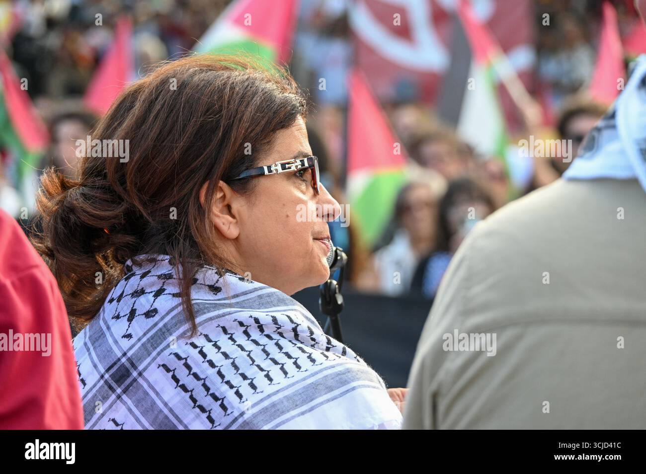 Seixal, Portugal. September 2025. Rawan Tarek Sulaiman, Botschafter des Staates Palästina in Portugal, spricht an die Teilnehmer der Festa do Avante und hebt die Solidarität mit dem argentinischen Volk hervor. Quelle: Ricardo Rocha/Alamy Live News. Stockfoto