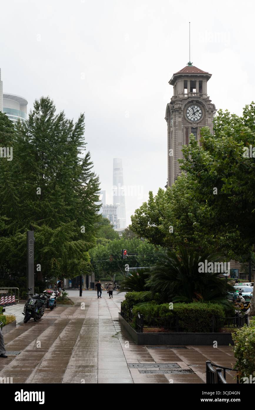 Downtown Shanghai mit Blick auf einen Turm des ehemaligen Shanghai Race Club Gebäudes, China Stockfoto Downtown Shanghai mit Blick auf einen Turm des ehemaligen Shanghai Race Club Gebäudes, China Stockfoto