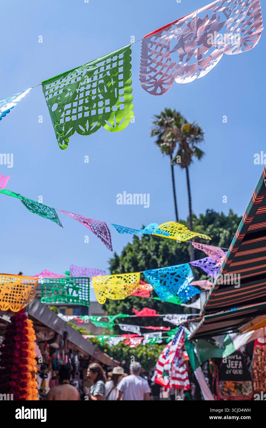 Los Angeles, CA, USA – 5. September 2025: Die Menschen gehen durch die Olvera Street im Zentrum von Los Angeles, CA. Die Straße beherbergt einige der ältesten Buil Stockfoto