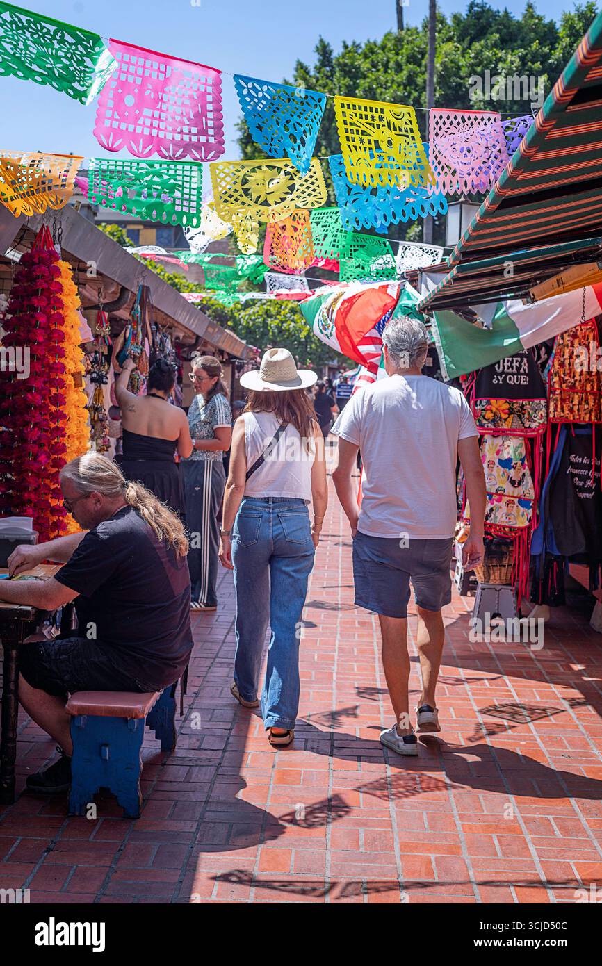 Los Angeles, CA, USA – 5. September 2025: Die Menschen gehen durch die Olvera Street im Zentrum von Los Angeles, CA. Die Straße beherbergt einige der ältesten Buil Stockfoto
