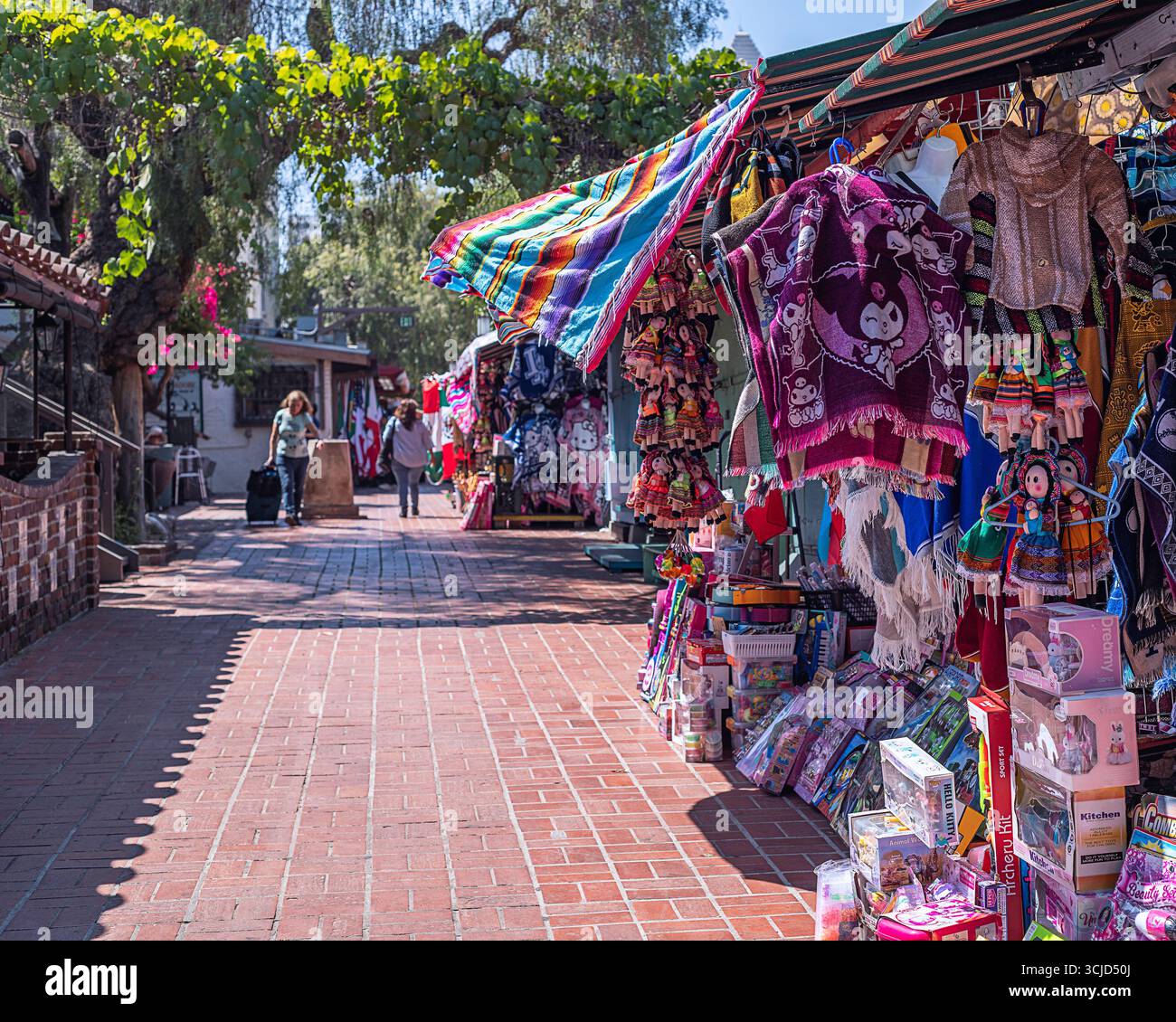 Los Angeles, CA, USA – 5. September 2025: Die Menschen gehen durch die Olvera Street im Zentrum von Los Angeles, CA. Die Straße beherbergt einige der ältesten Buil Stockfoto