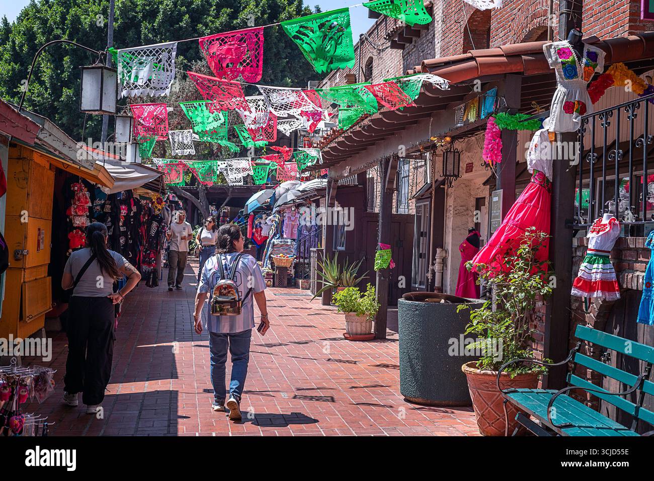 Los Angeles, CA, USA – 5. September 2025: Die Menschen gehen durch die Olvera Street im Zentrum von Los Angeles, CA. Die Straße beherbergt einige der ältesten Buil Stockfoto