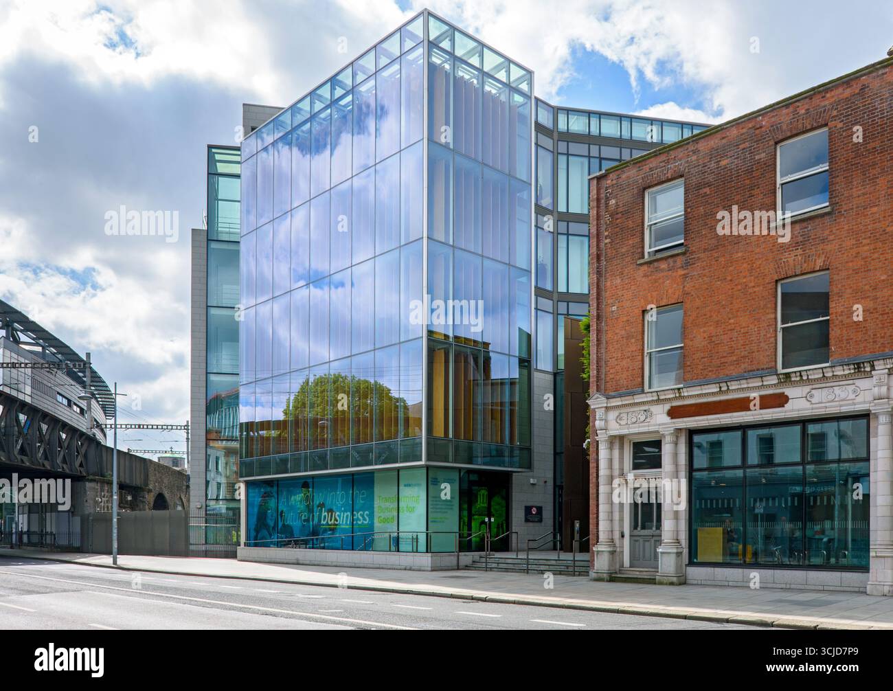 Das Gebäude der Trinity Business School, Trinity College, Dublin, Irland. Scott Tallon Walker Architects, eröffnet 2019. Stockfoto