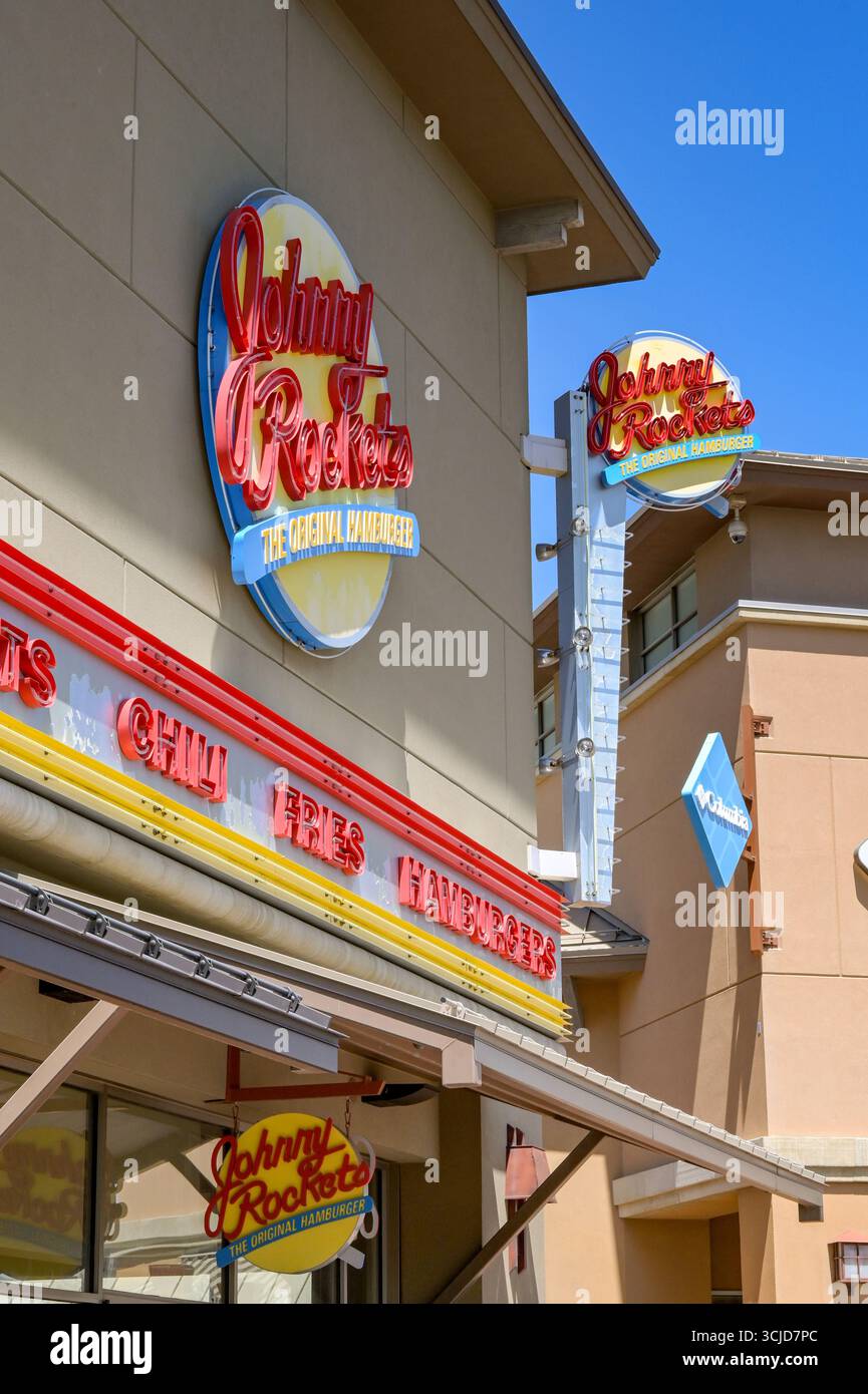 Salt Lake City, Utah, USA - 26. Mai 2025: Schilder vor einer Filiale der amerikanischen Diner-Restaurantkette Johnny Rockets in einem Outlet-Einkaufszentrum. Stockfoto