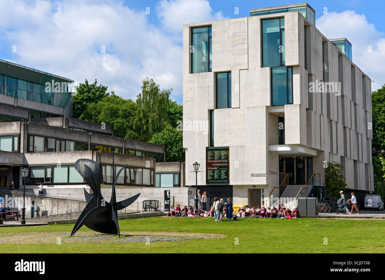 Trinity Long Room Hub Arts & Humanities Building und die Skulptur Cactus Provisoire von Alexander Calder. Trinity College, Dublin, Irland. Stockfoto
