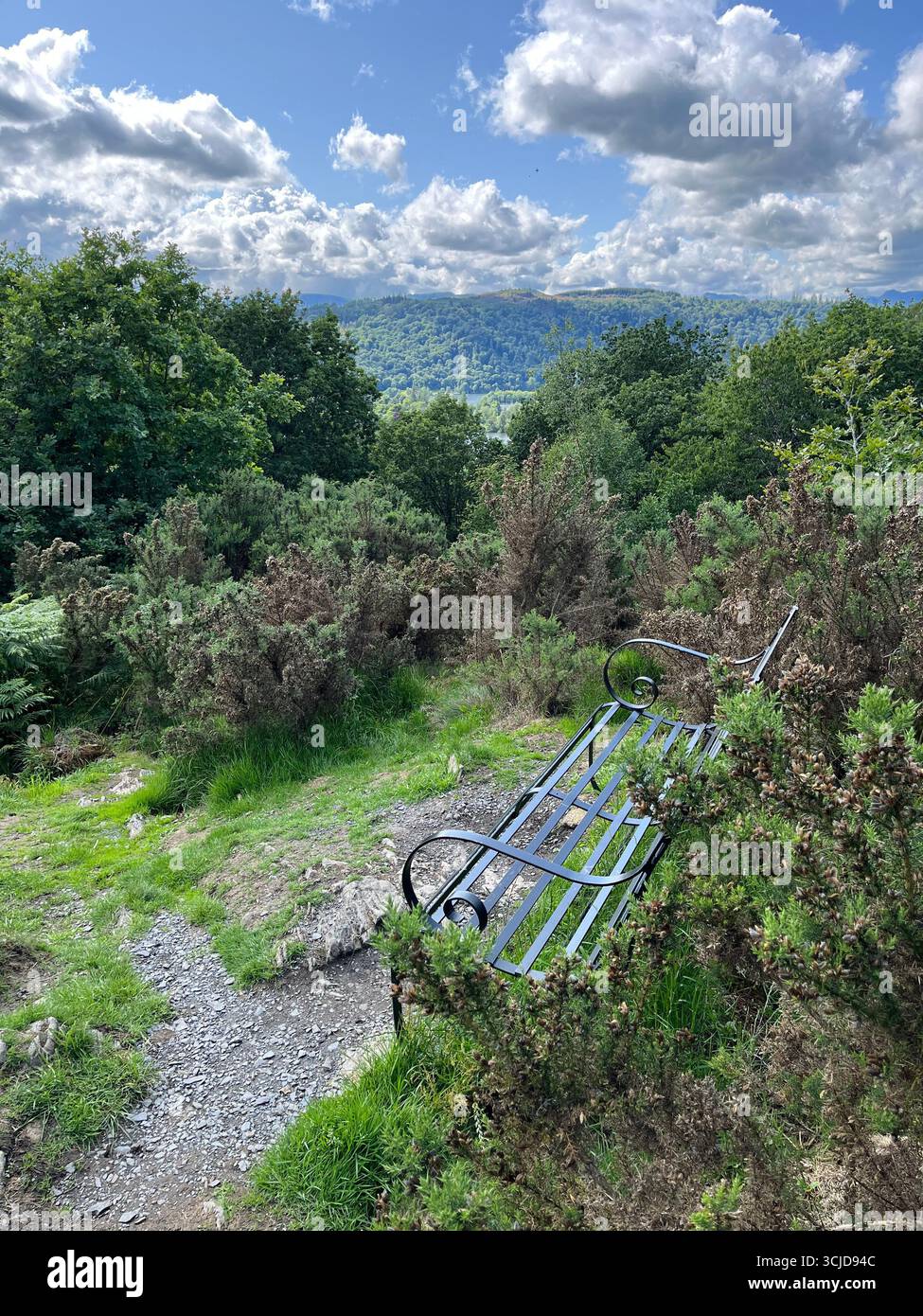 Landschaft von einem Aussichtspunkt außerhalb von Windermere Village, Lake District, Großbritannien - Smartphone-aufgenommenes Stockfoto