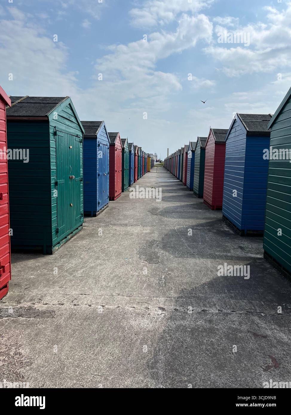 Grüne rote und blaue Strandhütten an einem hellen Tag, St. Leonards, fotografiert mit Fluchtpunkt - Smartphone-aufgenommenes Stockfoto