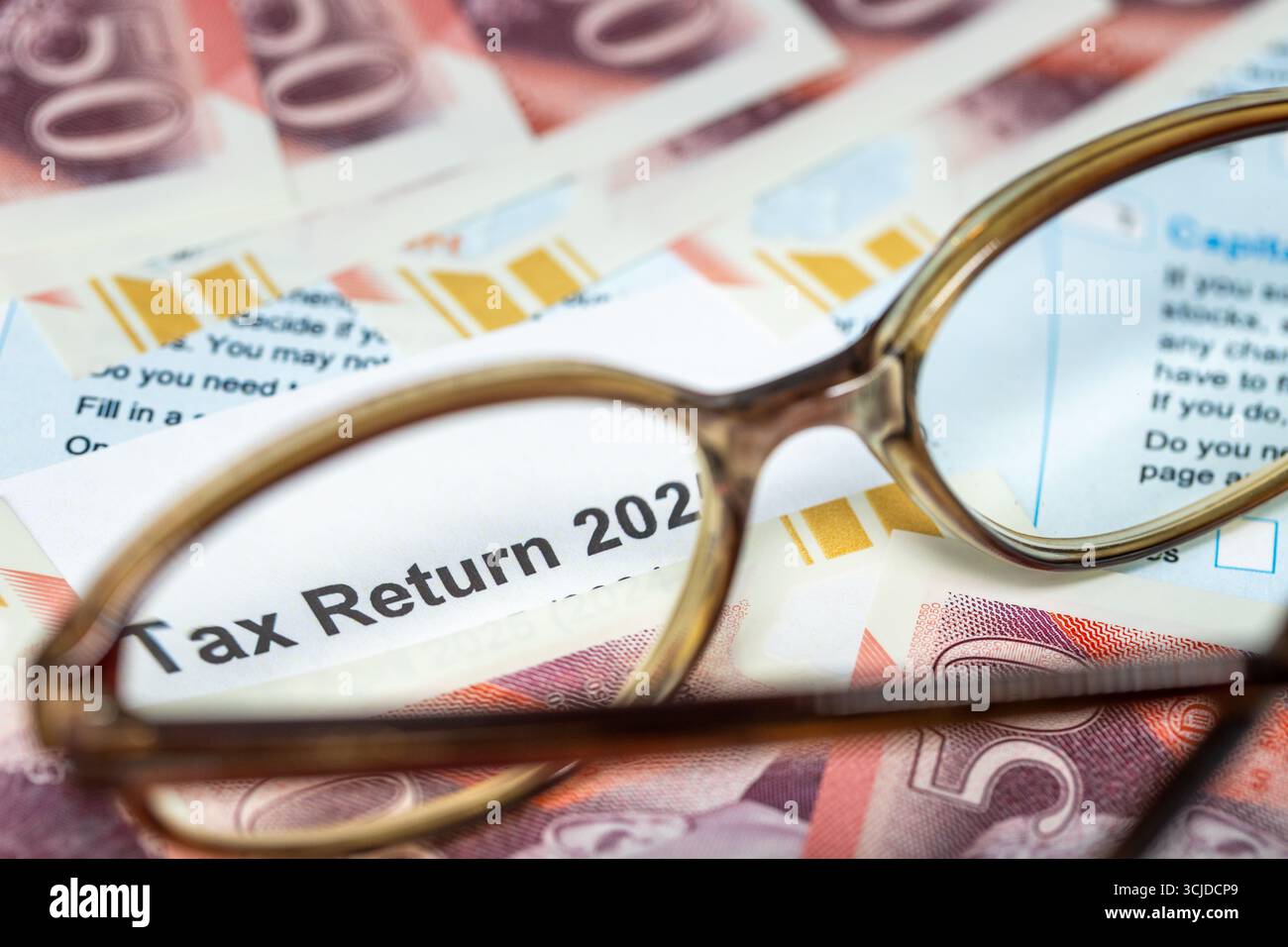 Steuererklärung GB. Finanzkonzept. Selbständige Erwerbstätigkeit, Selbsteinschätzung, doppelter Wohnsitz, britische Immobilie. Nahaufnahme Stockfoto