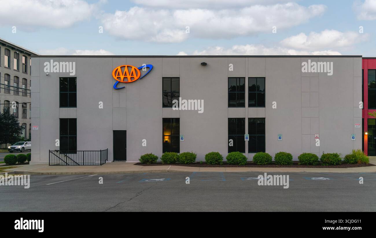 Utica, NY - 16. August 2025: AAA (American Automobile Association) ist eine gemeinnützige Vereinigung von Automobilclubs, die Pannenhilfe und Reisedienste anbietet Stockfoto
