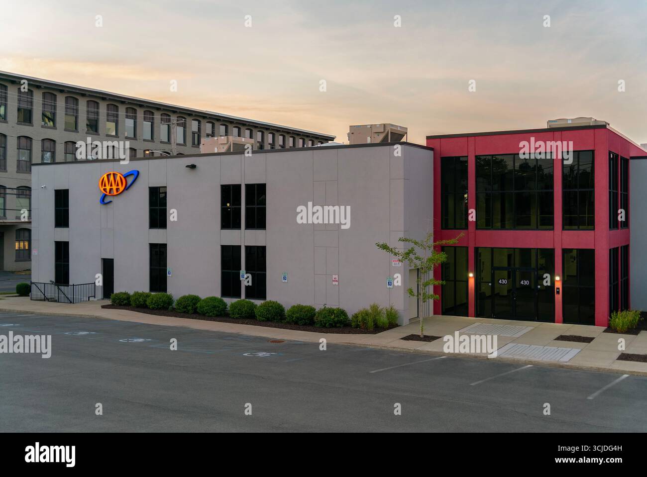 Utica, NY - 16. August 2025: AAA (American Automobile Association) ist eine gemeinnützige Vereinigung von Automobilclubs, die Pannenhilfe und Reisedienste anbietet Stockfoto