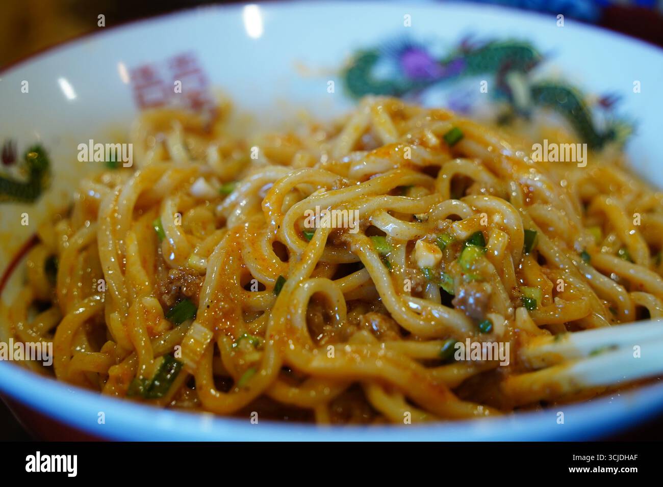 Nahaufnahme von Dan Dan Noodles in a Bowl Stockfoto