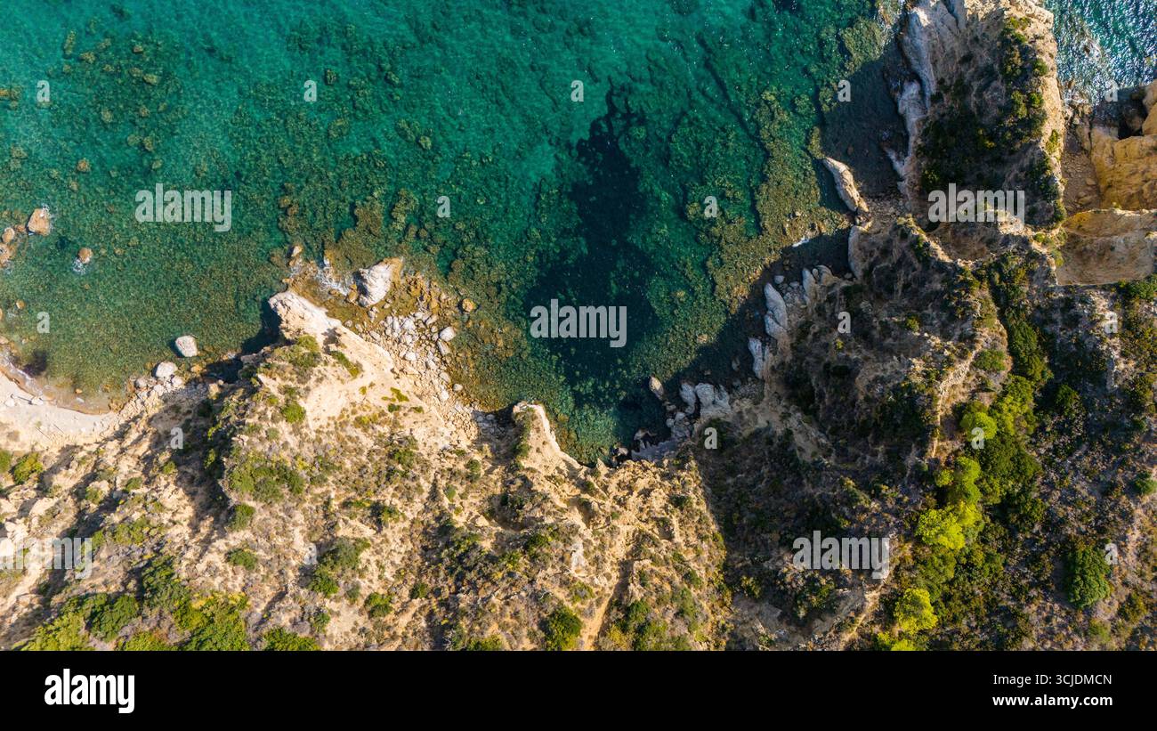 Die schroffe Klippen und das smaragdgrüne Wasser mit felsigen Details am Meeresboden an der Küste von Zakynthos Griechenland sind von oben aus zu erreichen Stockfoto