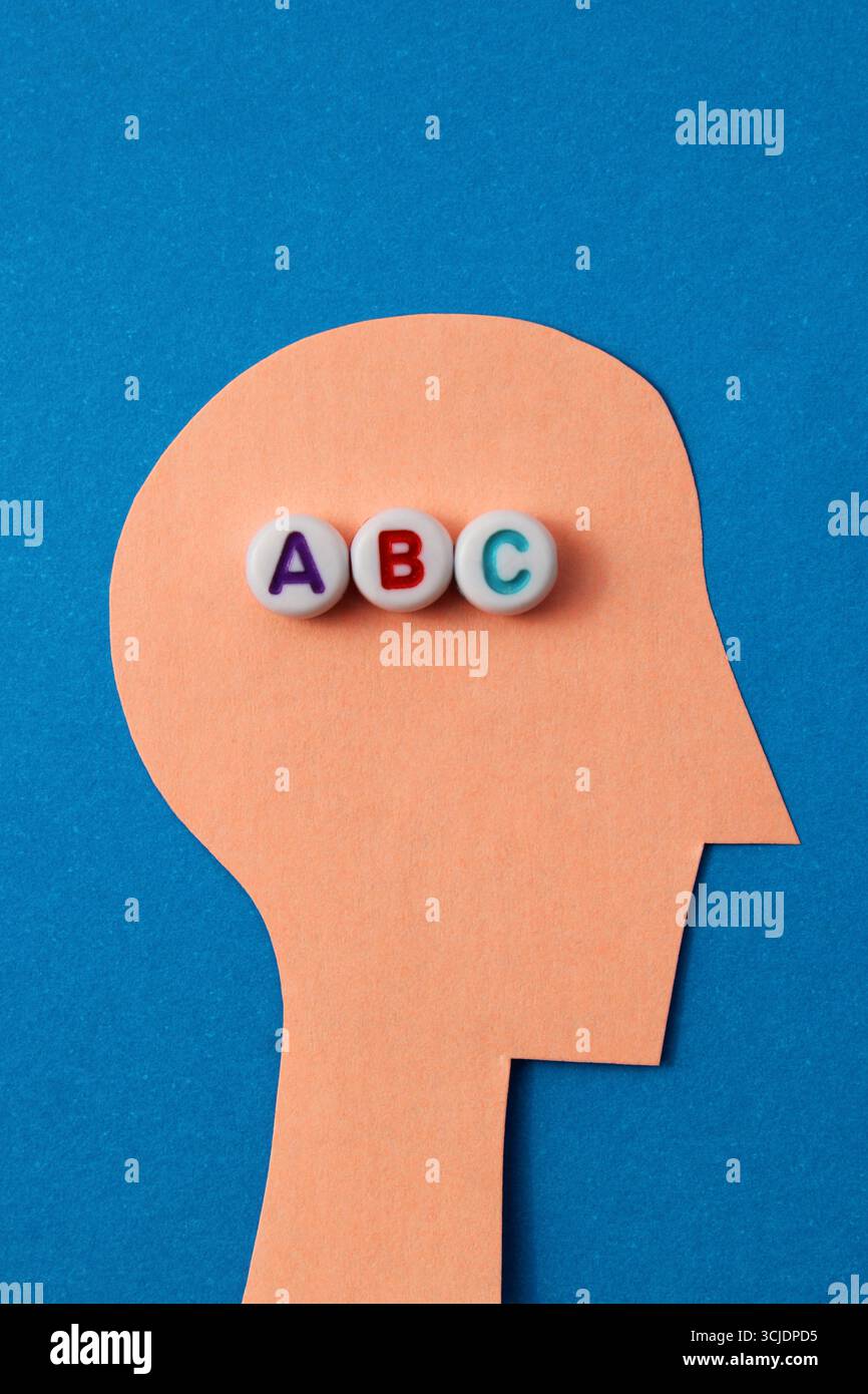 ABC, Buchstaben im Kopf eines Menschen, das Alphabet lernen Stockfoto