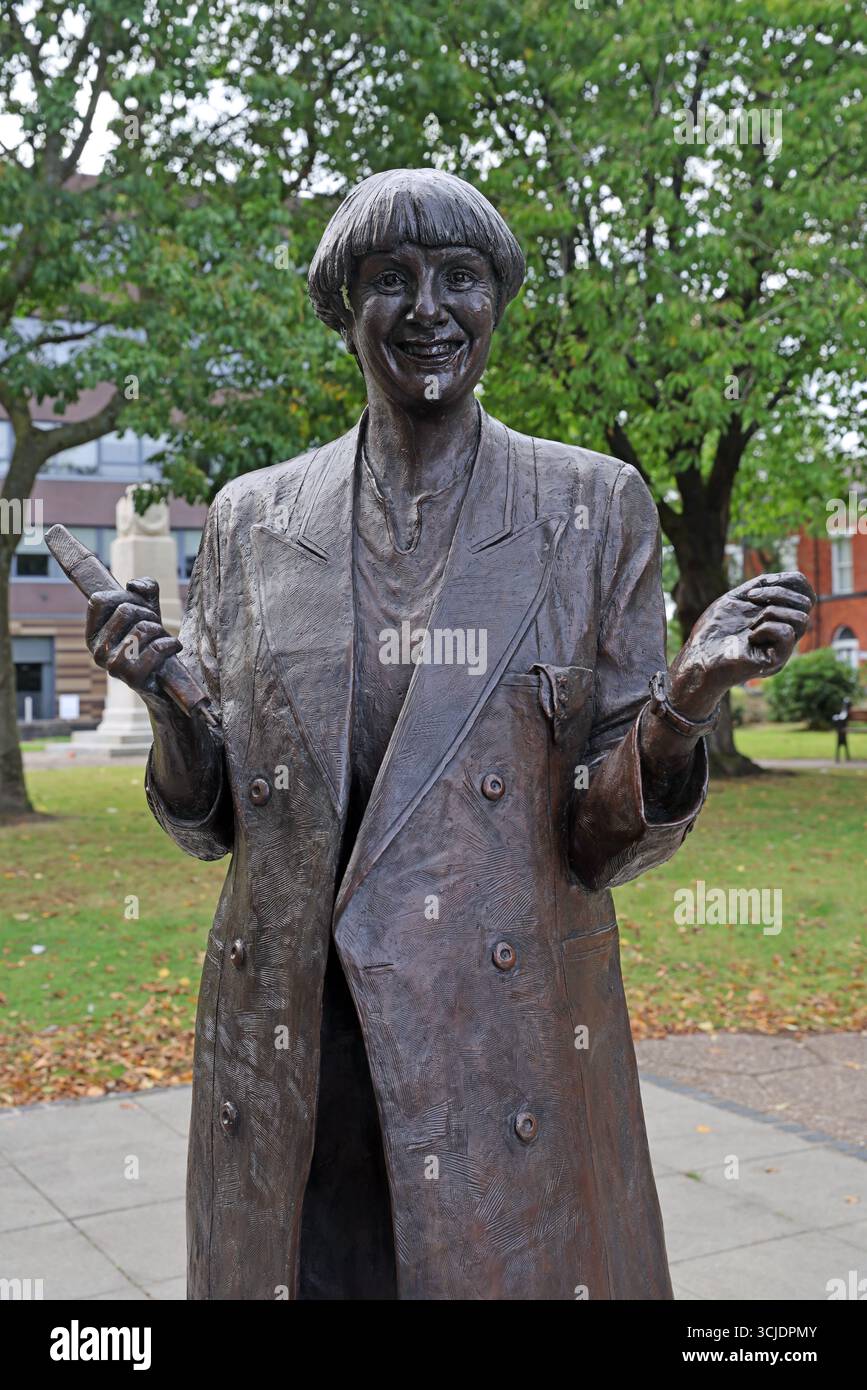Victoria Wood Statue, enthüllt 2019 in Church Gardens, Bury, Greater Manchester, England, Vereinigtes Königreich, BL9 0DP, geschaffen vom Bildhauer Graham Ibbeson Stockfoto