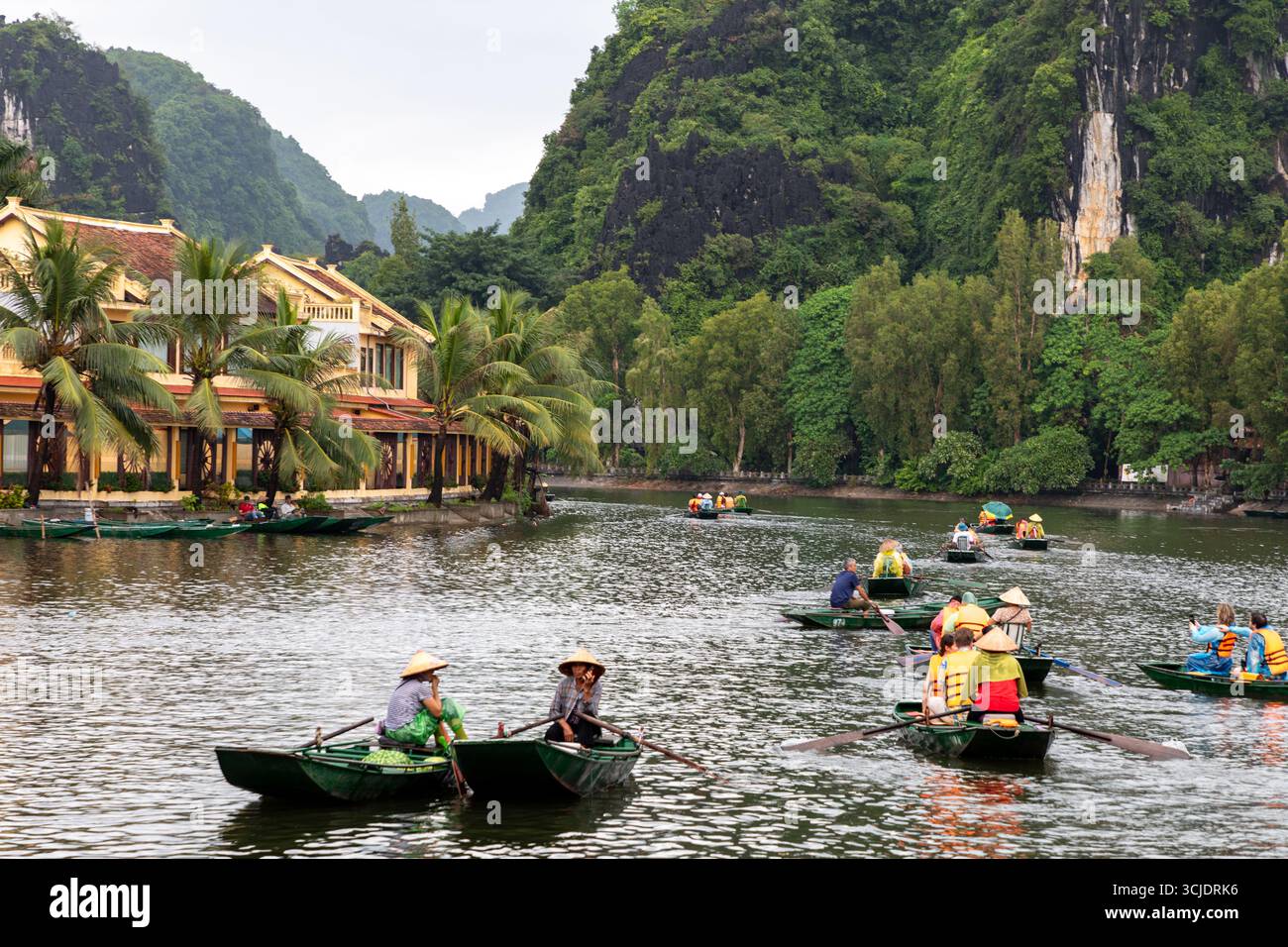 TAM Cốc – Bích Động ist ein beliebtes Touristenziel in Nordvietnam und Teil des zum UNESCO-Weltkulturerbe gehörenden Landschaftskomplexes Tràng. Bis Stockfoto