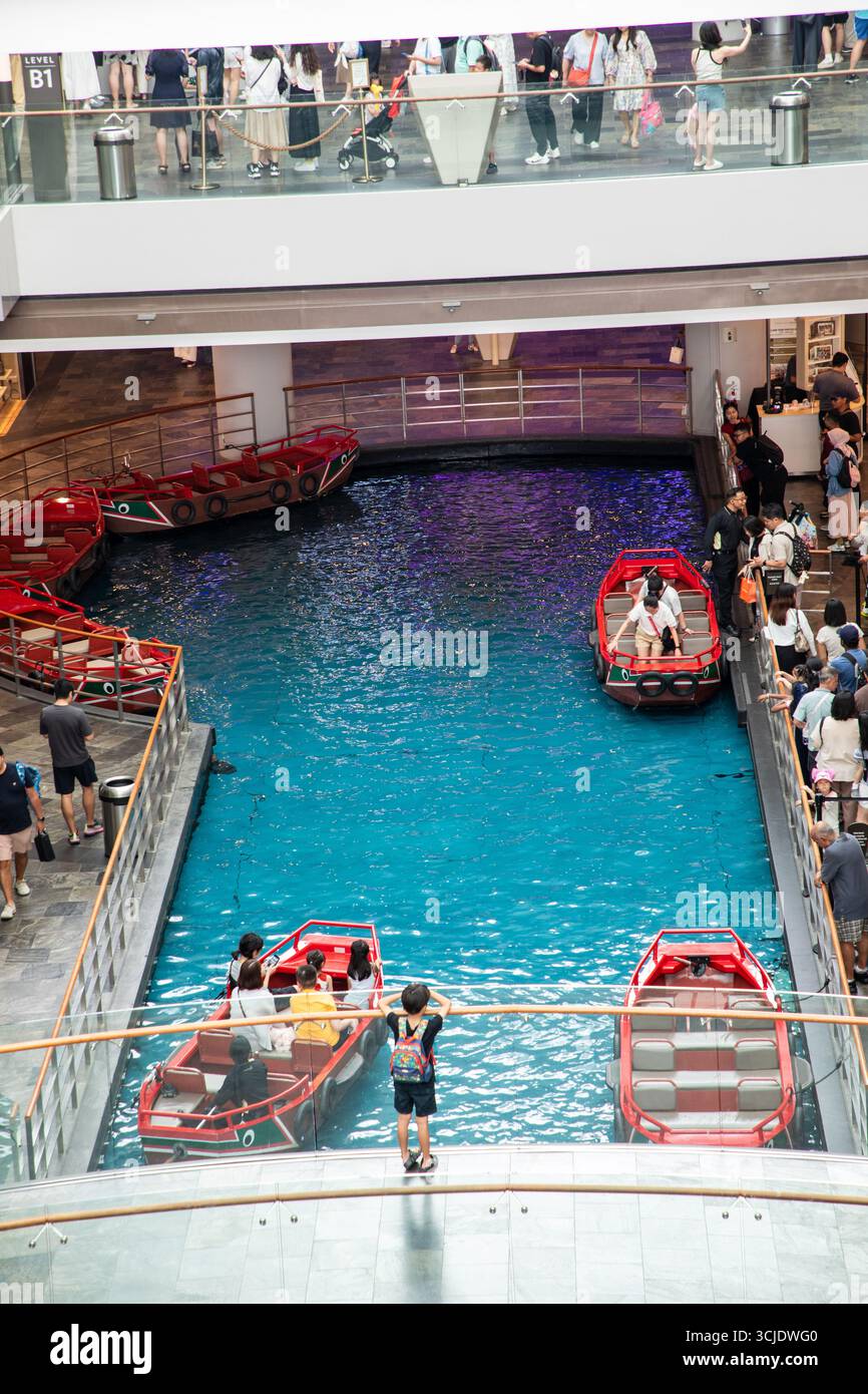 Kanal im Einkaufszentrum. Marina Bay Sands ist ein integriertes Resort an der Marina Bay in Singapur und ein Wahrzeichen der Stadt. Stockfoto