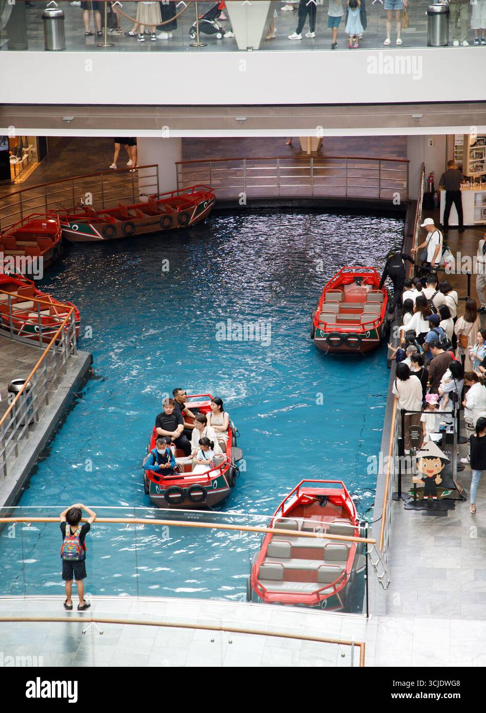 Kanal im Einkaufszentrum. Marina Bay Sands ist ein integriertes Resort an der Marina Bay in Singapur und ein Wahrzeichen der Stadt. Stockfoto