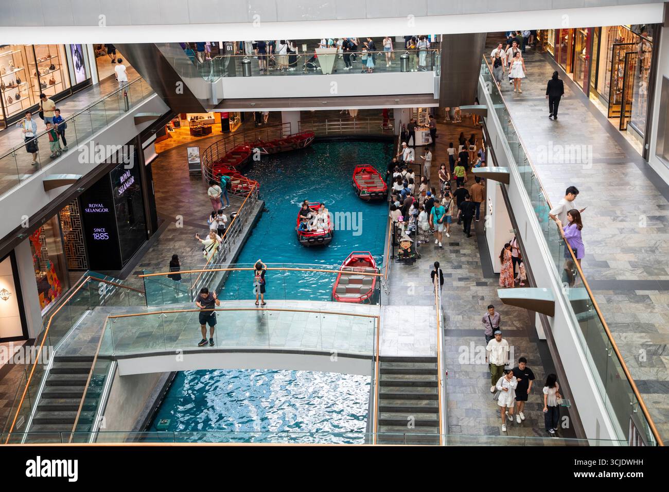 Kanal im Einkaufszentrum. Marina Bay Sands ist ein integriertes Resort an der Marina Bay in Singapur und ein Wahrzeichen der Stadt. Stockfoto