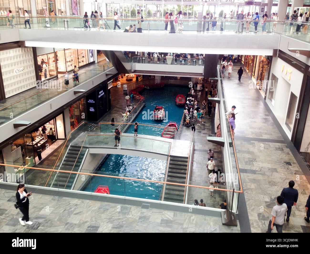 Kanal im Einkaufszentrum. Marina Bay Sands ist ein integriertes Resort an der Marina Bay in Singapur und ein Wahrzeichen der Stadt. Stockfoto