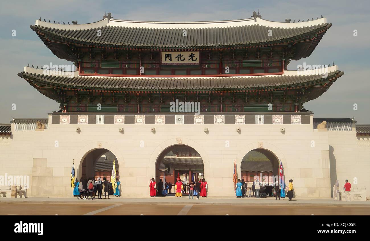 Traditionelle koreanische Zeremonienwache im Gyeongbokgung Palace, Seoul, Südkorea. Stockfoto
